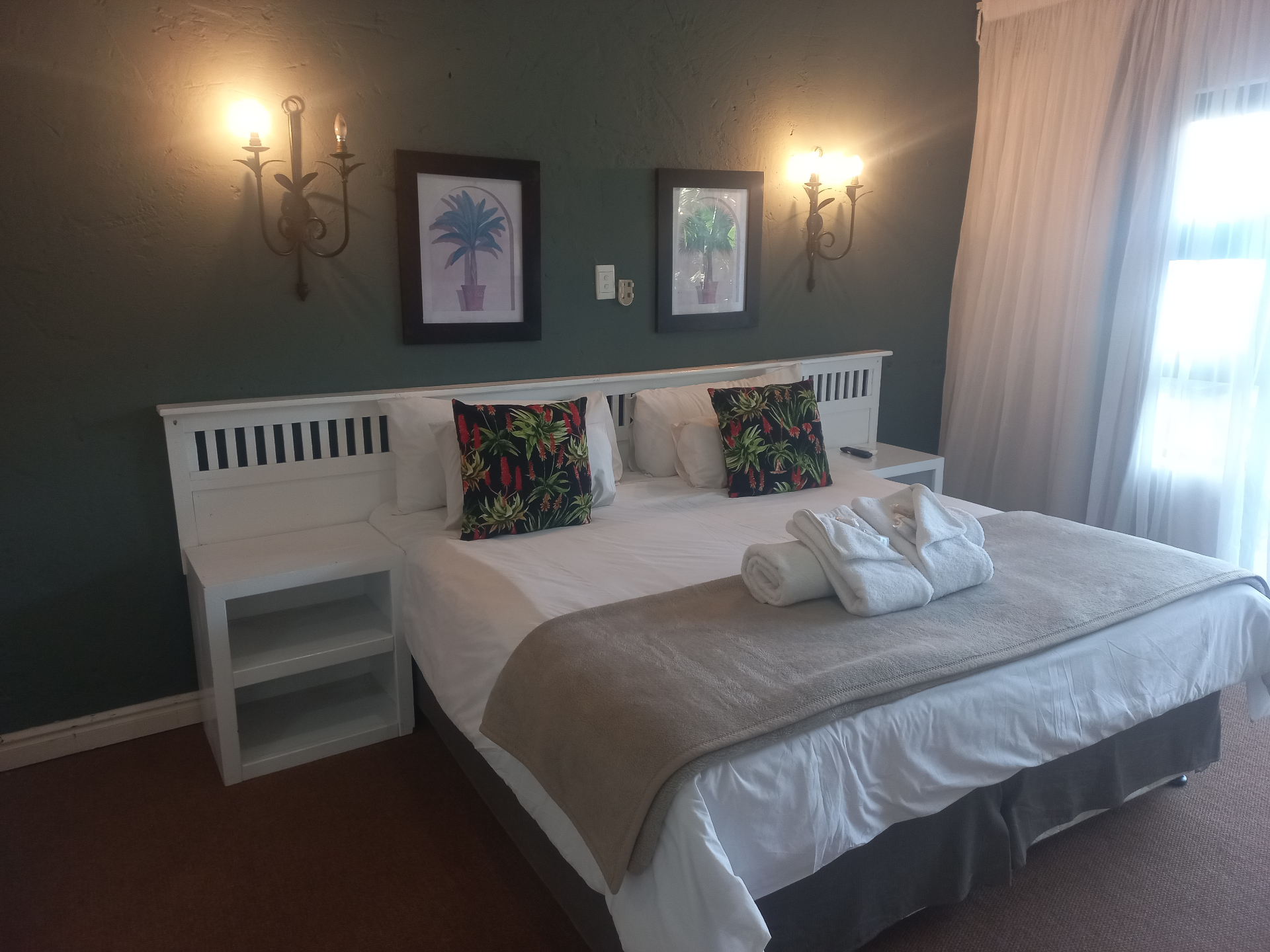 Mirelli room with double bed, bedside tables, and soft lighting.
